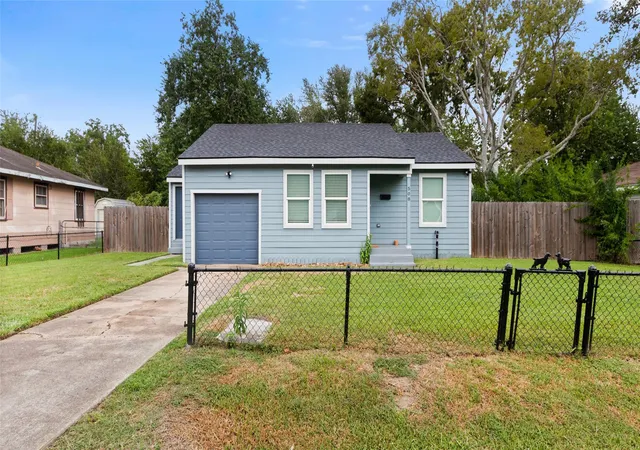 Photo 2 of Single family home for sale at 508 Azalea Dr, La Marque, TX 77568 | MLS# 26880803 | Listing updated on 2026-09-19