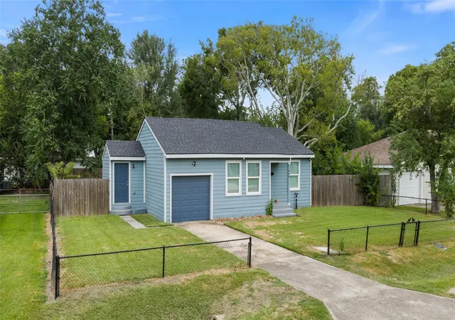 Photo 3 of Single family home for sale at 508 Azalea Dr, La Marque, TX 77568 | MLS# 26880803 | Listing updated on 2026-09-19