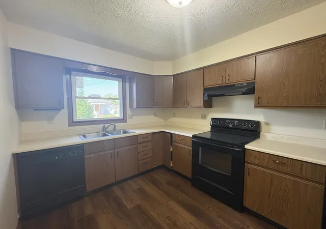 Photo 3 of Single family home for sale at 800 Cotton St, Streator, IL 61364 | MLS# 12682117 | Listing updated on 2026-09-08