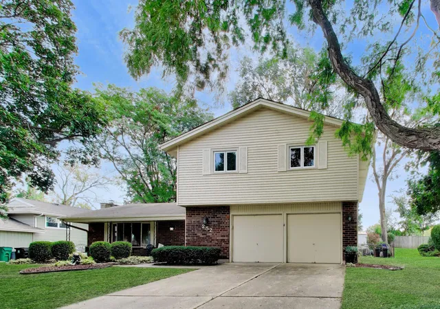Photo 2 of Single family home for sale at 252 Millford Ln, Bloomingdale, IL 60108 | MLS# 12707686 | Listing updated on 2026-09-05