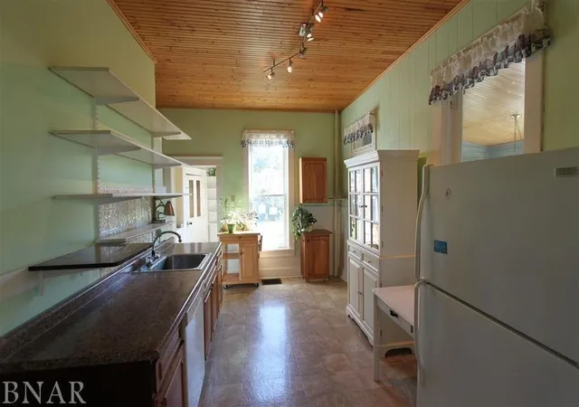 Photo 3 of Multi family home for sale at 910 Summit St, Bloomington, IL 61701 | MLS# 12723908 | Listing updated on 2026-09-07
