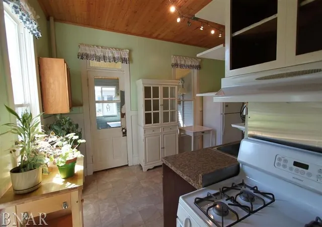 Photo 4 of Multi family home for sale at 910 Summit St, Bloomington, IL 61701 | MLS# 12723908 | Listing updated on 2026-09-07