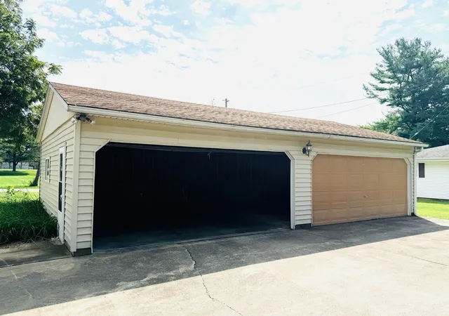 Photo 4 of Single family home for sale at 525 E Honeywell St, Hoopeston, IL 60942 | MLS# 12728285 | Listing updated on 2026-09-06