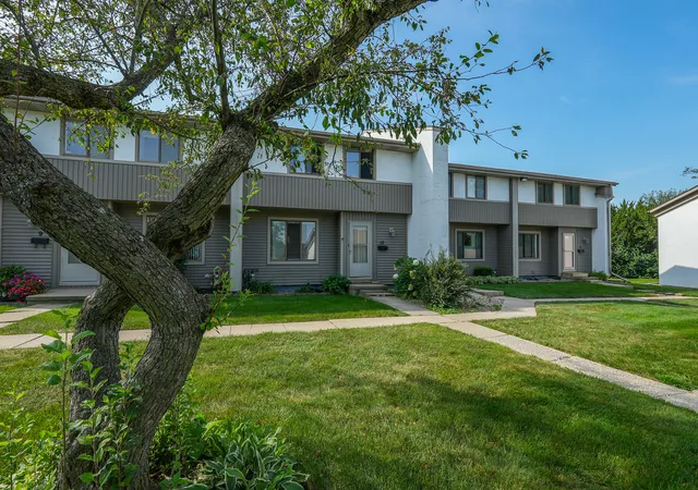Photo 2 of Condo for sale at 10 Briarcliff Ct #10, Bourbonnais, IL 60914 | MLS# 12733984 | Listing updated on 2026-09-03