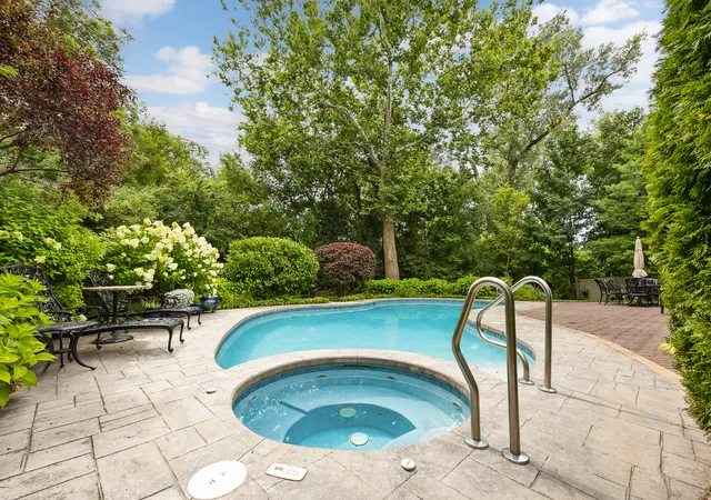 Photo 2 of Single family home for sale at 331 Brookside Cir, Wheaton, IL 60187 | MLS# 12734556 | Listing updated on 2026-09-04