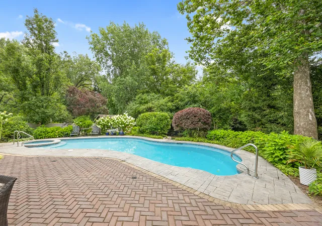 Photo 3 of Single family home for sale at 331 Brookside Cir, Wheaton, IL 60187 | MLS# 12734556 | Listing updated on 2026-09-04