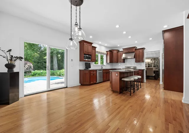 Photo 3 of Single family home for sale at 331 Brookside Cir, Wheaton, IL 60187 | MLS# 12734556 | Listing updated on 2026-09-04