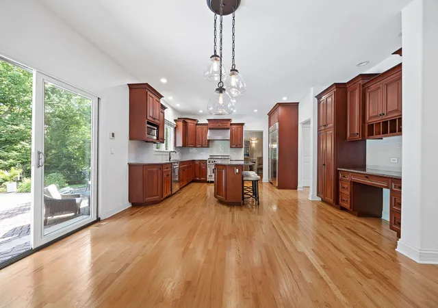 Photo 4 of Single family home for sale at 331 Brookside Cir, Wheaton, IL 60187 | MLS# 12734556 | Listing updated on 2026-09-04