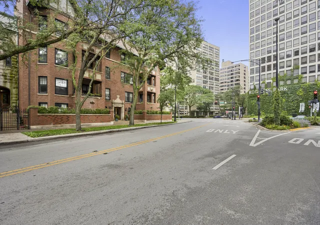 Photo 2 of Condo for sale at 5100 S Hyde Park Blvd #2D, Chicago, IL 60615 | MLS# 12734957 | Listing updated on 2026-09-08