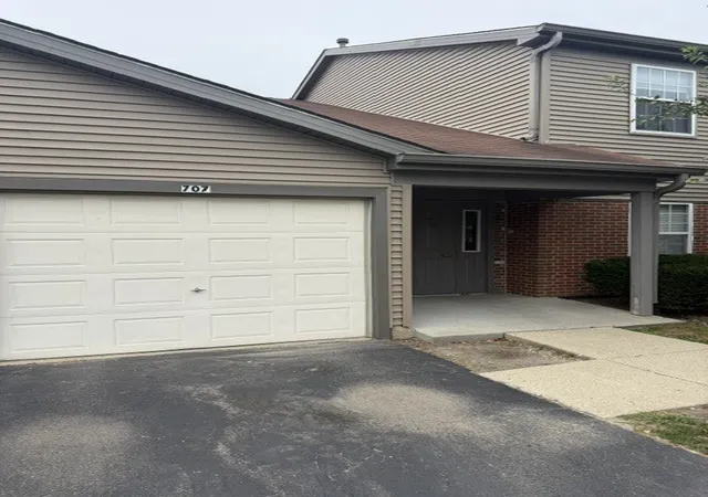 Photo 1 of Townhouse for sale at 707 E Whispering Oaks Dr, Palatine, IL 60074 | MLS# 12735822 | Listing updated on 2026-09-04