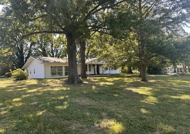 Photo 3 of Single family home for sale at 380 Golf Crse Rd, Eldorado, IL 62930 | MLS# 12737060 | Listing updated on 2026-09-02