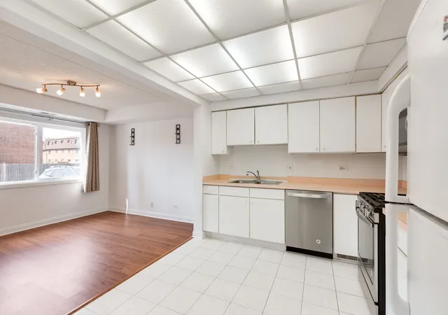 Listing Photo 5 - Condo for sale in building located at 4201 Quinlan Rd, Glenview, IL 60025 - Unit #102B