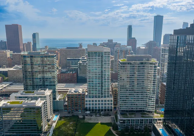 Listing Photo 1 - Condo for sale in building located at 701 S Wls St, Chicago, IL 60607 - Unit #2605