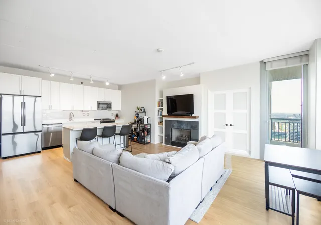 Listing Photo 2 - Condo for sale in building located at 701 S Wls St, Chicago, IL 60607 - Unit #2605