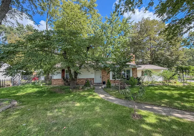 Photo 2 of Single family home for sale at 910 Maplepark Dr, Champaign, IL 61821 | MLS# 12739197 | Listing updated on 2026-09-29