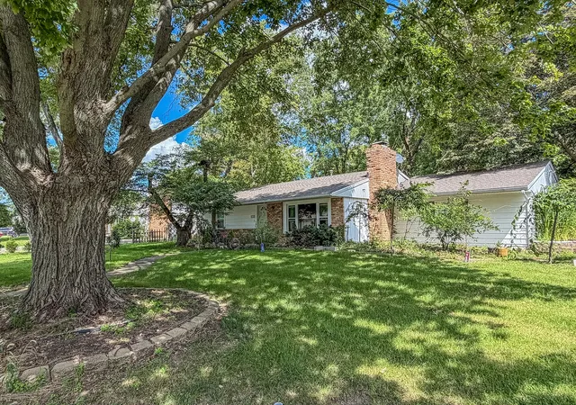 Photo 3 of Single family home for sale at 910 Maplepark Dr, Champaign, IL 61821 | MLS# 12739197 | Listing updated on 2026-09-29