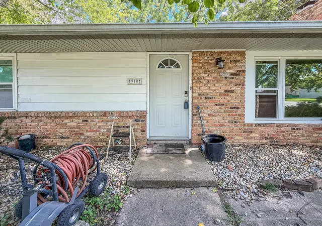 Photo 3 of Single family home for sale at 910 Maplepark Dr, Champaign, IL 61821 | MLS# 12739197 | Listing updated on 2026-09-29