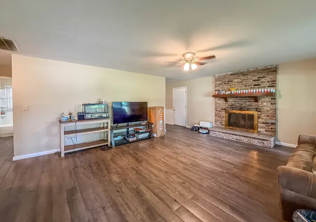 Photo 4 of Single family home for sale at 910 Maplepark Dr, Champaign, IL 61821 | MLS# 12739197 | Listing updated on 2026-09-29