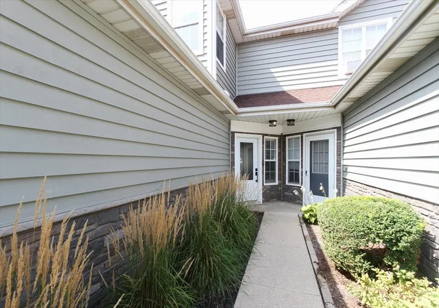 Photo 2 of Townhouse for sale at 1335 Cranbrook Ct, Schaumburg, IL 60193 | MLS# 12741967 | Listing updated on 2026-09-04