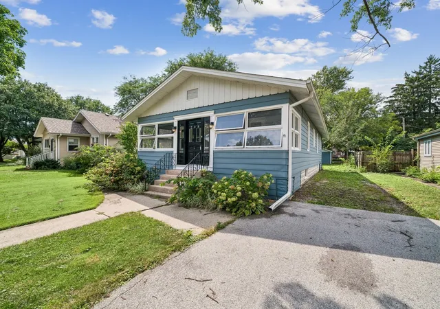 Photo 3 of Single family home for sale at 208 N Grant St, Westmont, IL 60559 | MLS# 12743210 | Listing updated on 2026-09-08