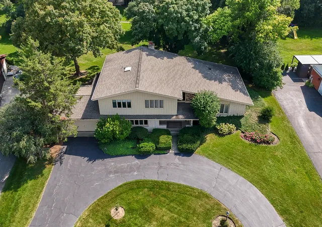 Photo 5 of Single family home for sale at 15 Croydon Ln, Oak Brook, IL 60523 | MLS# 12743718 | Listing updated on 2026-09-04