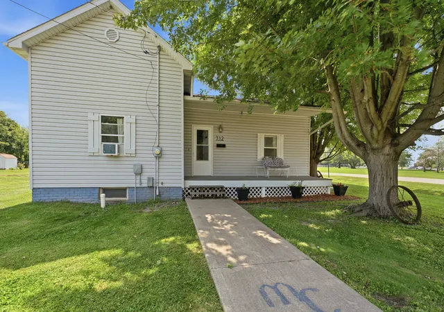 Photo 1 of Sale Pending at 712 Sw 6th Street, Aledo, IL 61231 | MLS# 12744604 | Listing updated on 2026-09-23