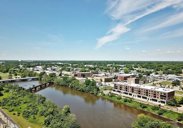 Listing Photo 2 - Condo for sale in building located at 160 S River St, Aurora, IL 60506 - Unit #206