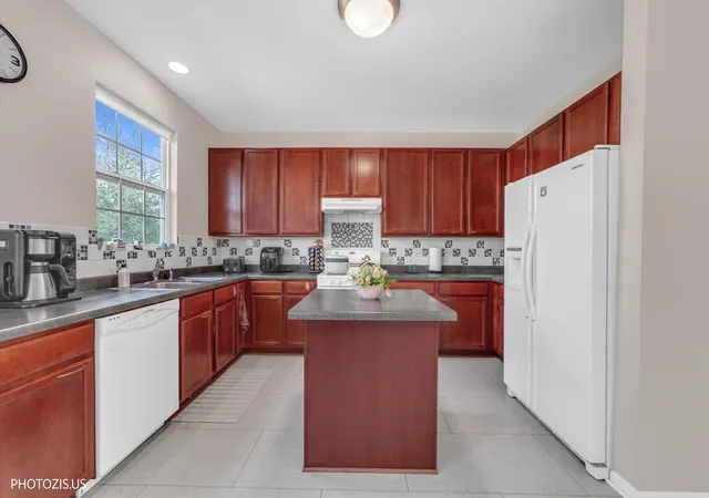 Photo 3 of Townhouse for sale at 1689 W Turtle Crk Ln, Round Lake, IL 60073 | MLS# 12745786 | Listing updated on 2026-09-07