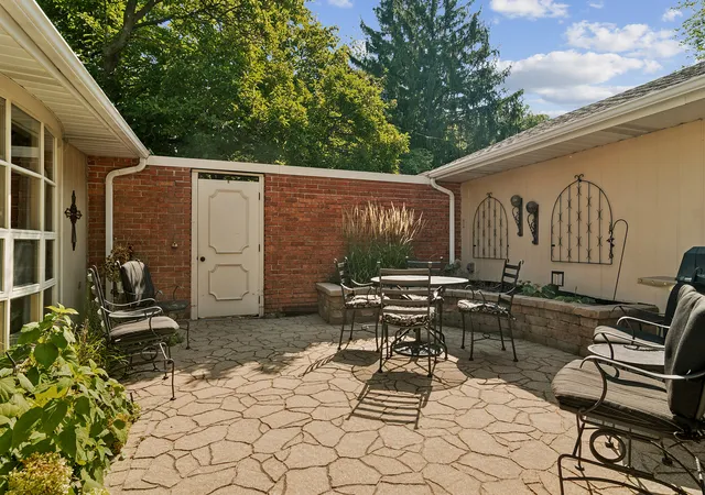 Photo 2 of Townhouse for sale at 4 Stuart On Oxford St, Rolling Meadows, IL 60008 | MLS# 12746455 | Listing updated on 2026-09-05