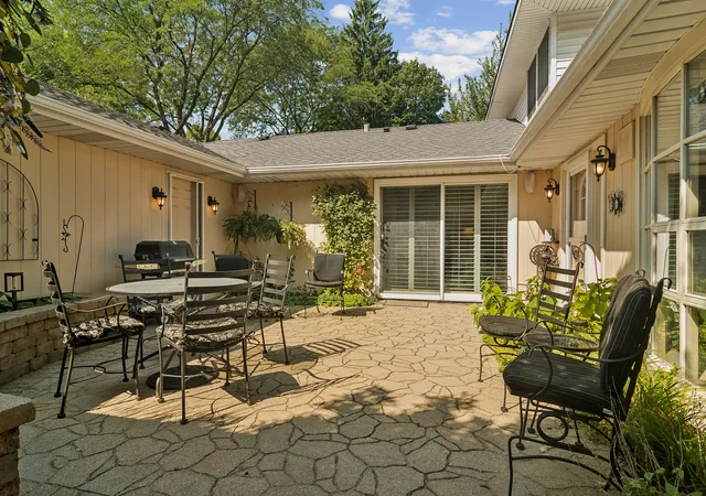 Photo 3 of Townhouse for sale at 4 Stuart On Oxford St, Rolling Meadows, IL 60008 | MLS# 12746455 | Listing updated on 2026-09-05