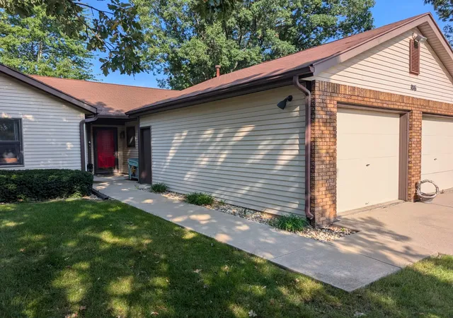 Listing Photo 2 - Condo for sale in building located at 1016 Baxter Ln, Freeport, IL 61032 - Unit #1