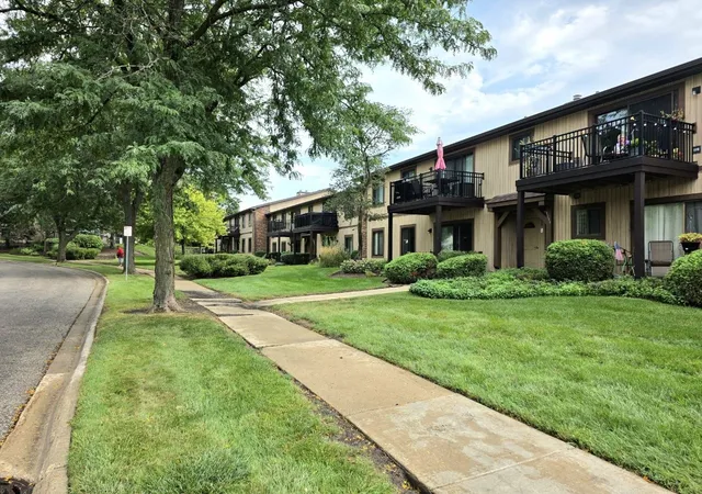 Photo 3 of Condo for sale at 1099 Prescott Dr #2D, Roselle, IL 60172 | MLS# 12746661 | Listing updated on 2026-09-30