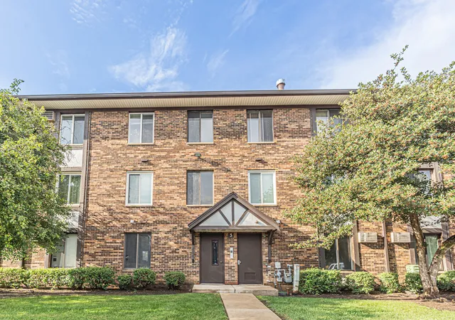 Listing Photo 2 - Condo for sale in building located at 3 Timber Ln, Vernon Hills, IL 60061 - Unit #3
