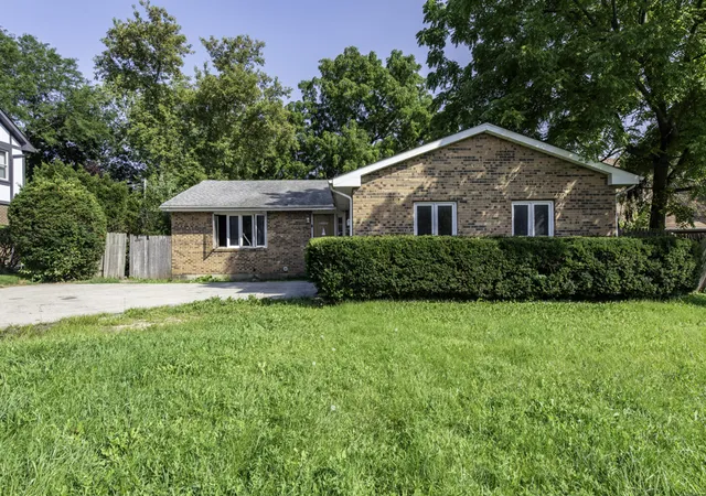 Photo 2 of Single family home for sale at 2337 N Sheridan Rd, Waukegan, IL 60087 | MLS# 12746776 | Listing updated on 2026-09-26