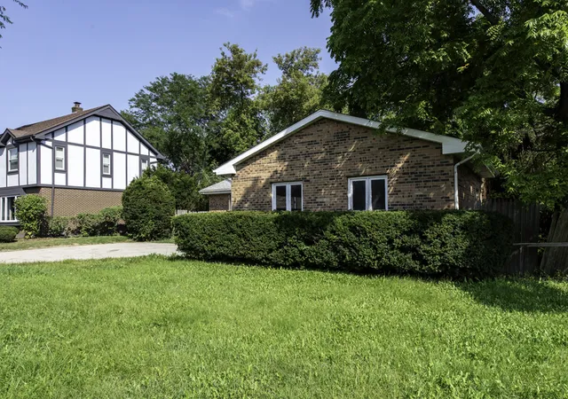 Photo 3 of Single family home for sale at 2337 N Sheridan Rd, Waukegan, IL 60087 | MLS# 12746776 | Listing updated on 2026-09-26