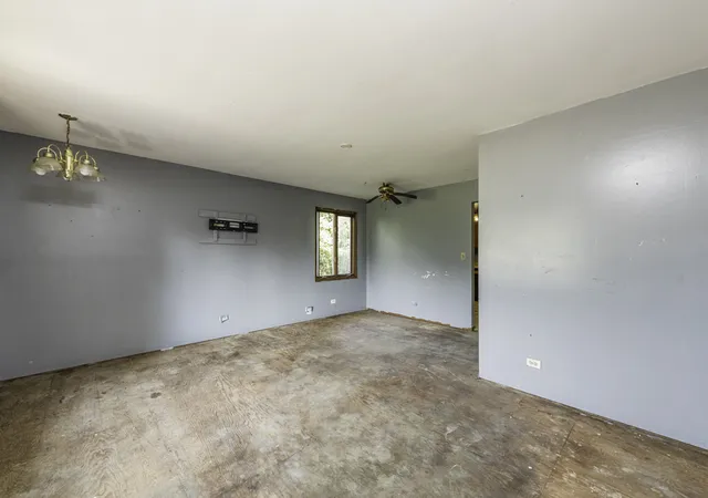 Photo 3 of Single family home for sale at 2337 N Sheridan Rd, Waukegan, IL 60087 | MLS# 12746776 | Listing updated on 2026-09-26