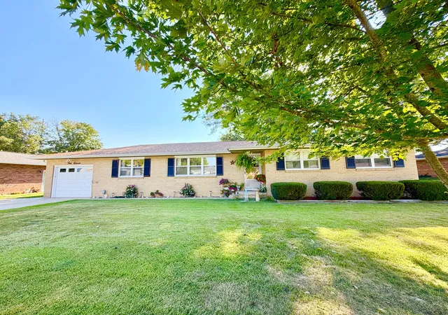 Photo 1 of Single family home for sale at 411 Sunset Dr, Centralia, IL 62801 | MLS# 12746923 | Listing updated on 2026-09-07