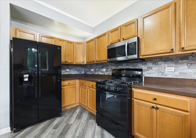Photo 3 of Townhouse for sale at 389 N Carlisle Ct, Round Lake, IL 60073 | MLS# 12747010 | Listing updated on 2026-09-08