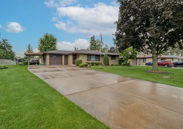 Photo 2 of Single family home for sale at 927 Maryville Dr, Lockport, IL 60441 | MLS# 12747122 | Listing updated on 2026-09-07