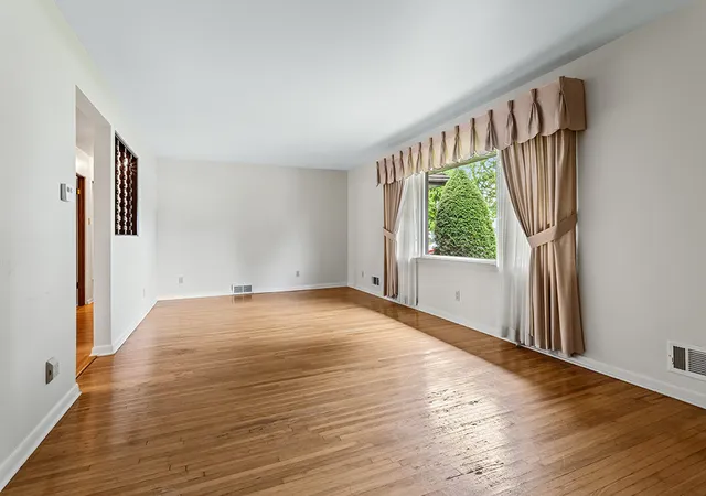 Photo 2 of Single family home for sale at 927 Maryville Dr, Lockport, IL 60441 | MLS# 12747122 | Listing updated on 2026-09-07