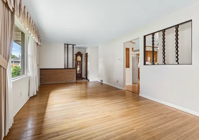 Photo 3 of Single family home for sale at 927 Maryville Dr, Lockport, IL 60441 | MLS# 12747122 | Listing updated on 2026-09-07