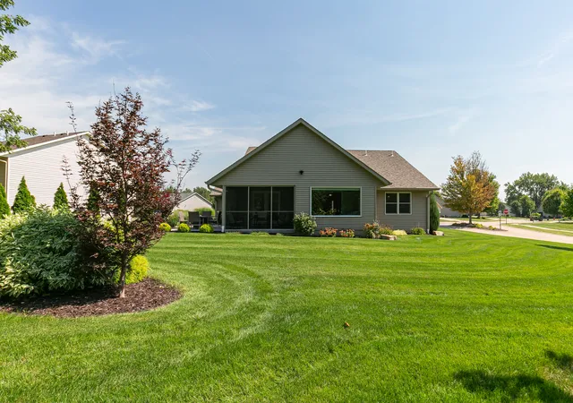 Photo 4 of Single family home for sale at 1111 33rd Avenue Cir, Silvis, IL 61282 | MLS# 12747313 | Listing updated on 2026-09-08