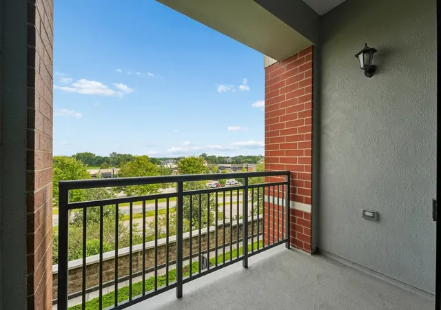 Listing Photo 4 - Condo for sale in building located at 450 Vlg Ctr Dr, Burr Ridge, IL 60527 - Unit #302