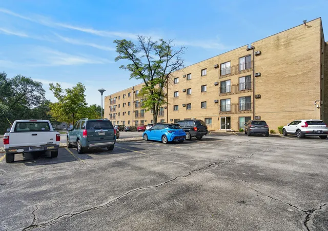 Listing Photo 2 - Condo for sale in building located at 1133 S Finley Rd, Lombard, IL 60148 - Unit #309