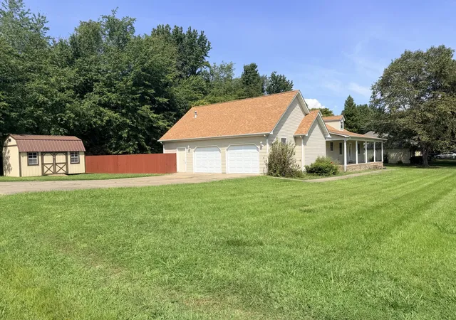 Photo 2 of Single family home for sale at 2805 Juniper Dr, Metropolis, IL 62960 | MLS# 12747994 | Listing updated on 2026-10-06