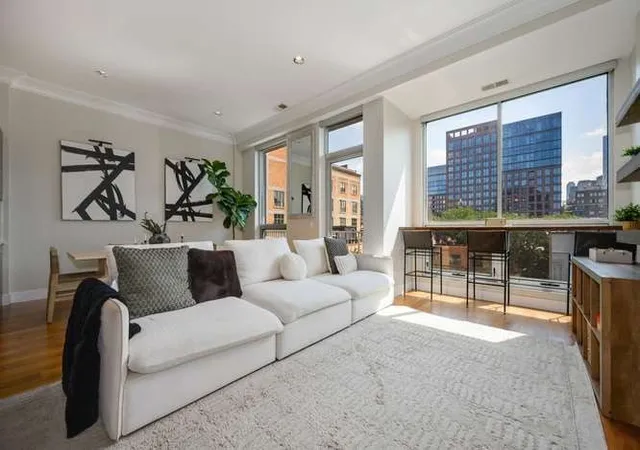 Listing Photo 5 - Condo for sale in building located at 16 N Carpenter St, Chicago, IL 60607 - Unit #4N