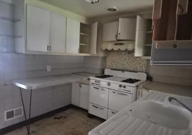 Photo 4 of Single family home for sale at 726 E Grand Lake Blvd, West Chicago, IL 60185 | MLS# 12748235 | Listing updated on 2026-09-07