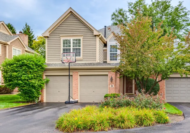 Photo 1 of Townhouse for sale at 9 Ashford Ct, Lincolnshire, IL 60069 | MLS# 12748279 | Listing updated on 2026-10-06