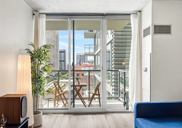 Listing Photo 4 - Condo for sale in building located at 659 W Randolph St, Chicago, IL 60661 - Unit #1016