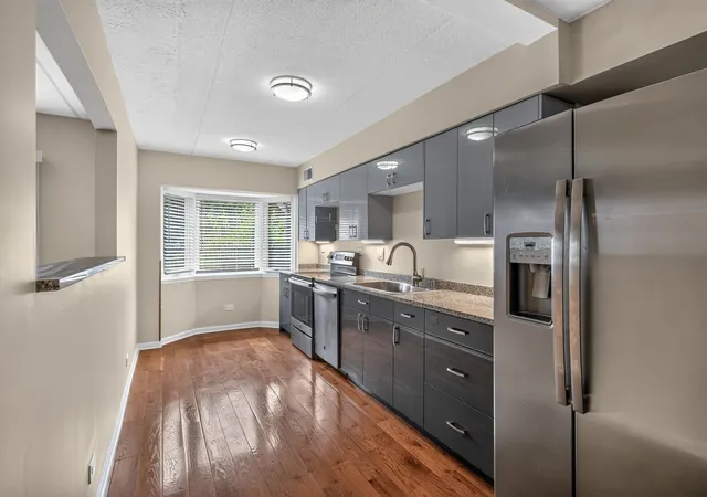Listing Photo 3 - Condo for sale in building located at 6816 Joliet Rd, Indian Head Park, IL 60525 - Unit #4